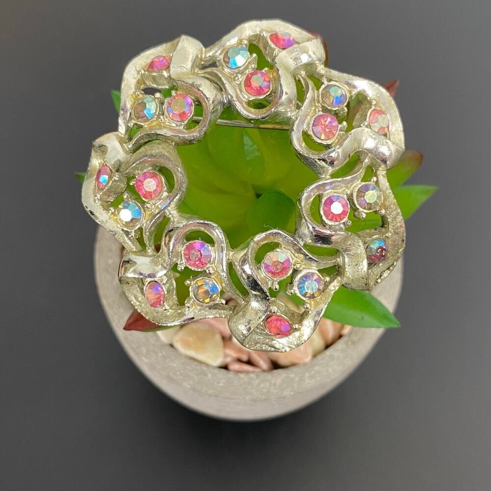 Vintage Aurora Borealis Rhinestone Wreath Brooch Pin Iridescent Gold Tone 50s